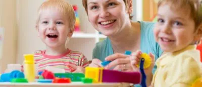 Une femme et deux enfants