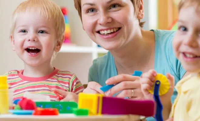 Une femme et deux enfants