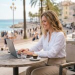 Femme souriante sur une terrasse face à la mer Méditerranée