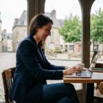 Jeune femme en blazer dans un café de Charleville Mézières